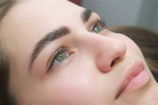 A facial frame that speaks for you: Eyelash & eyebrow shaping and lamination