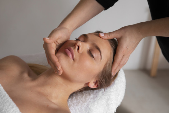 1748525722_96_female-masseur-giving-back-massage-client.jpg