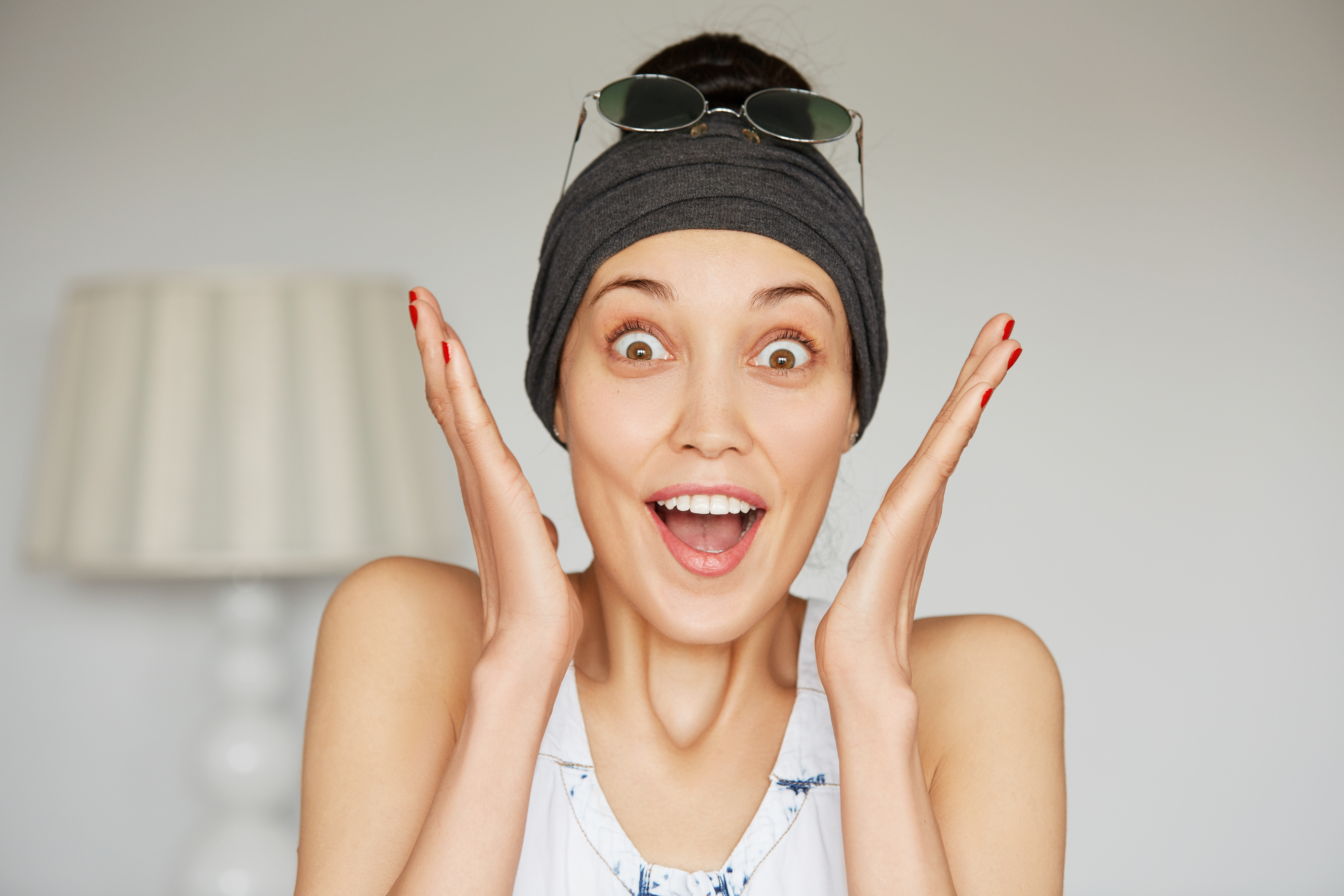 portrait-young-brunette-woman-wearing-headband-sunglasses-her-head.jpg (10.14 MB)